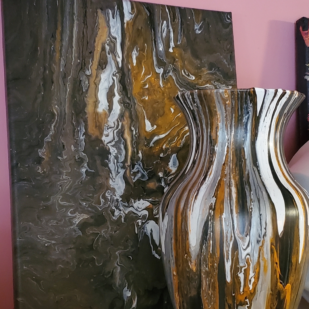 Canvas and vase Harley Davidson colors